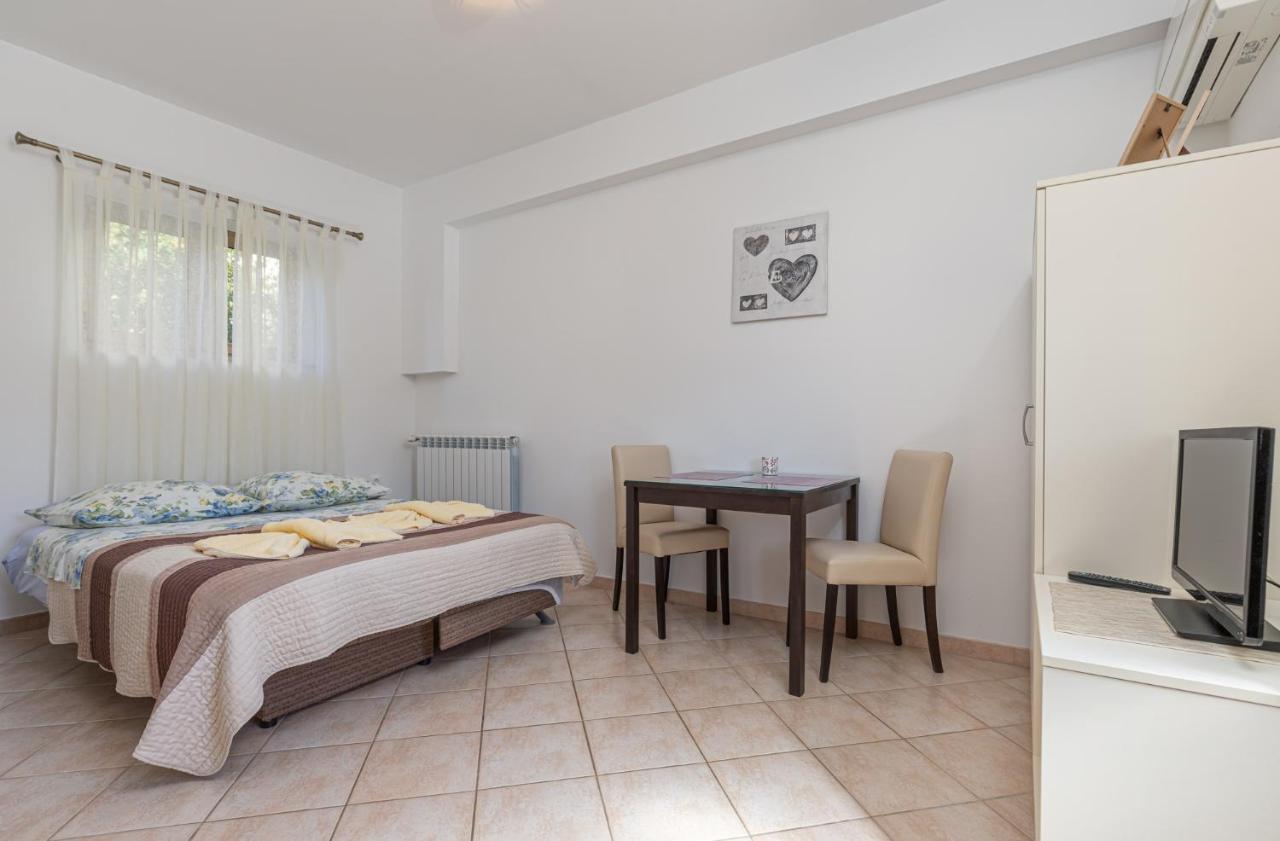Mima Apartment Porec Bagian luar foto